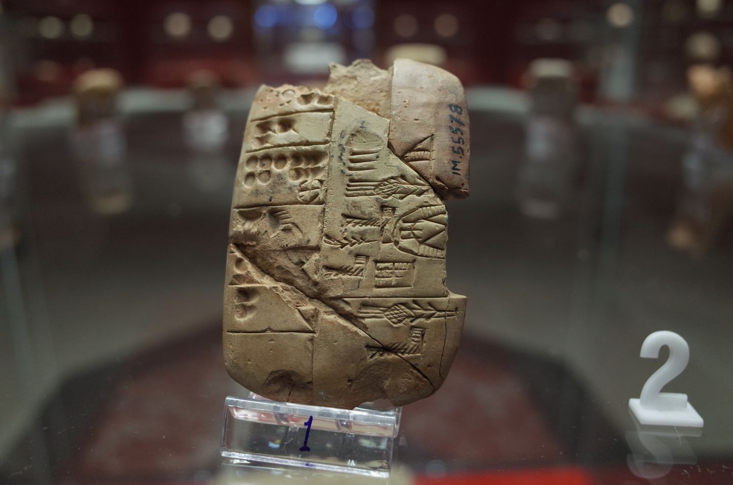 Pildil on Sumeri savikiilkirjatahvel Iraagi muuseumis.