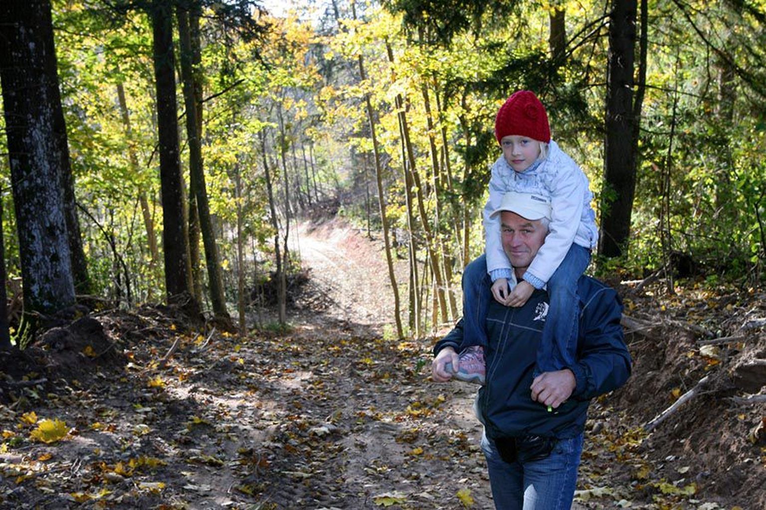 Kuueaastane Lenne ja tema isa Andi Sõmmer loodavad õige pea Sokaoru terviserajal sportima hakata.