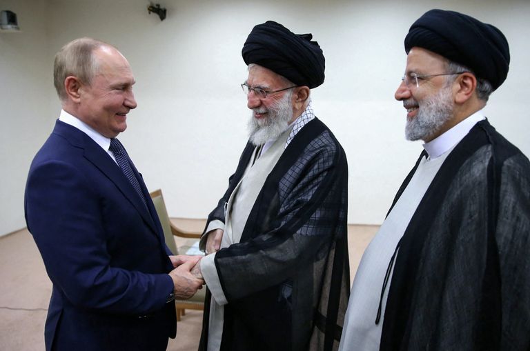 Владимир Путин в Тегеране встречается с лидерами Ирана, страны, которая поддержала действия террористов ХАМАС в Израиле.