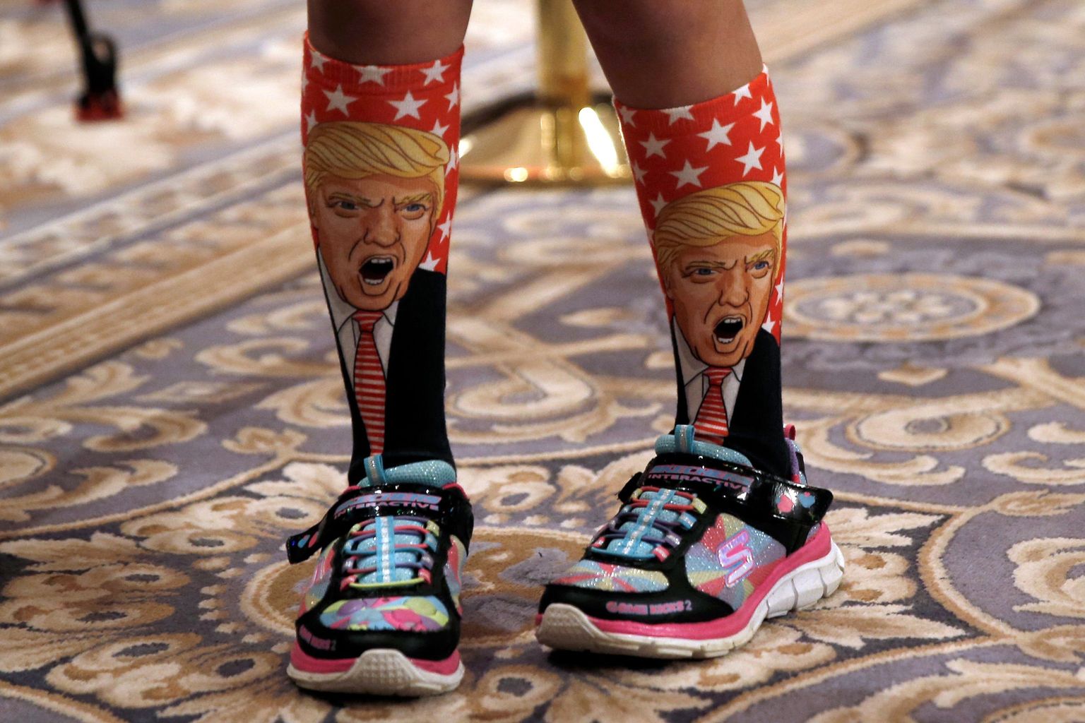 11-aastane Millie March kannab sokke, millel on kujutatud vabariiklaste presidendikandidaat Donald Trump.