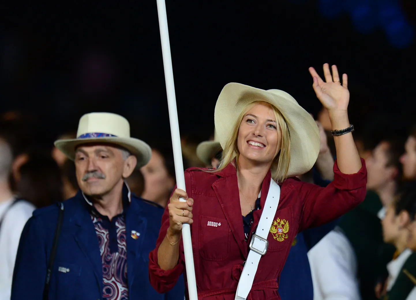 Мария Шарапова с флагом России на открытии лондонской Олимпиады.