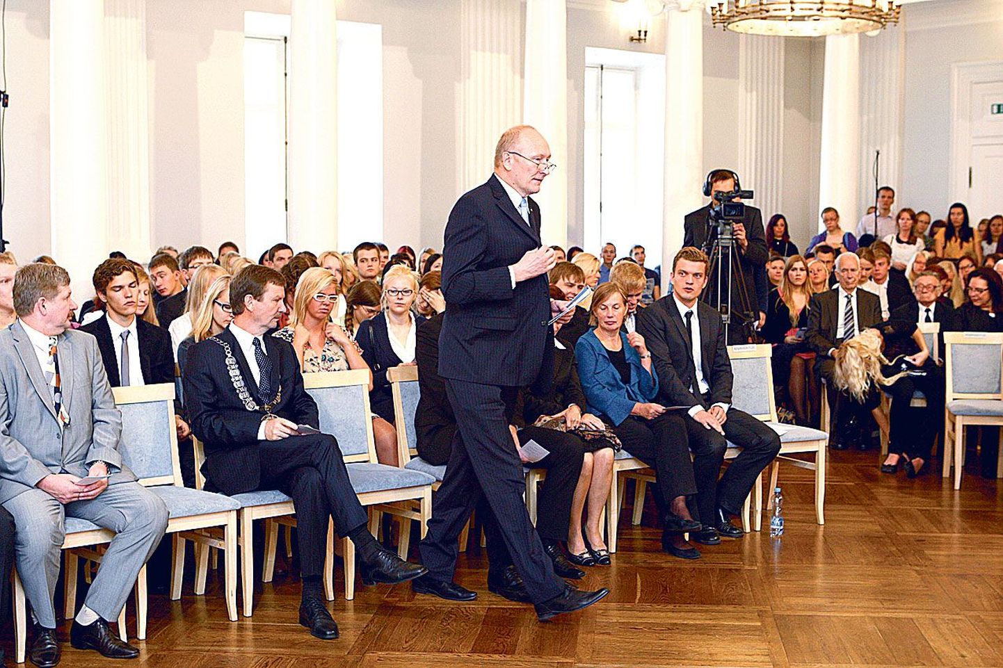 Minister Jaak Aaviksoo aula kõnepulti siirdumas.