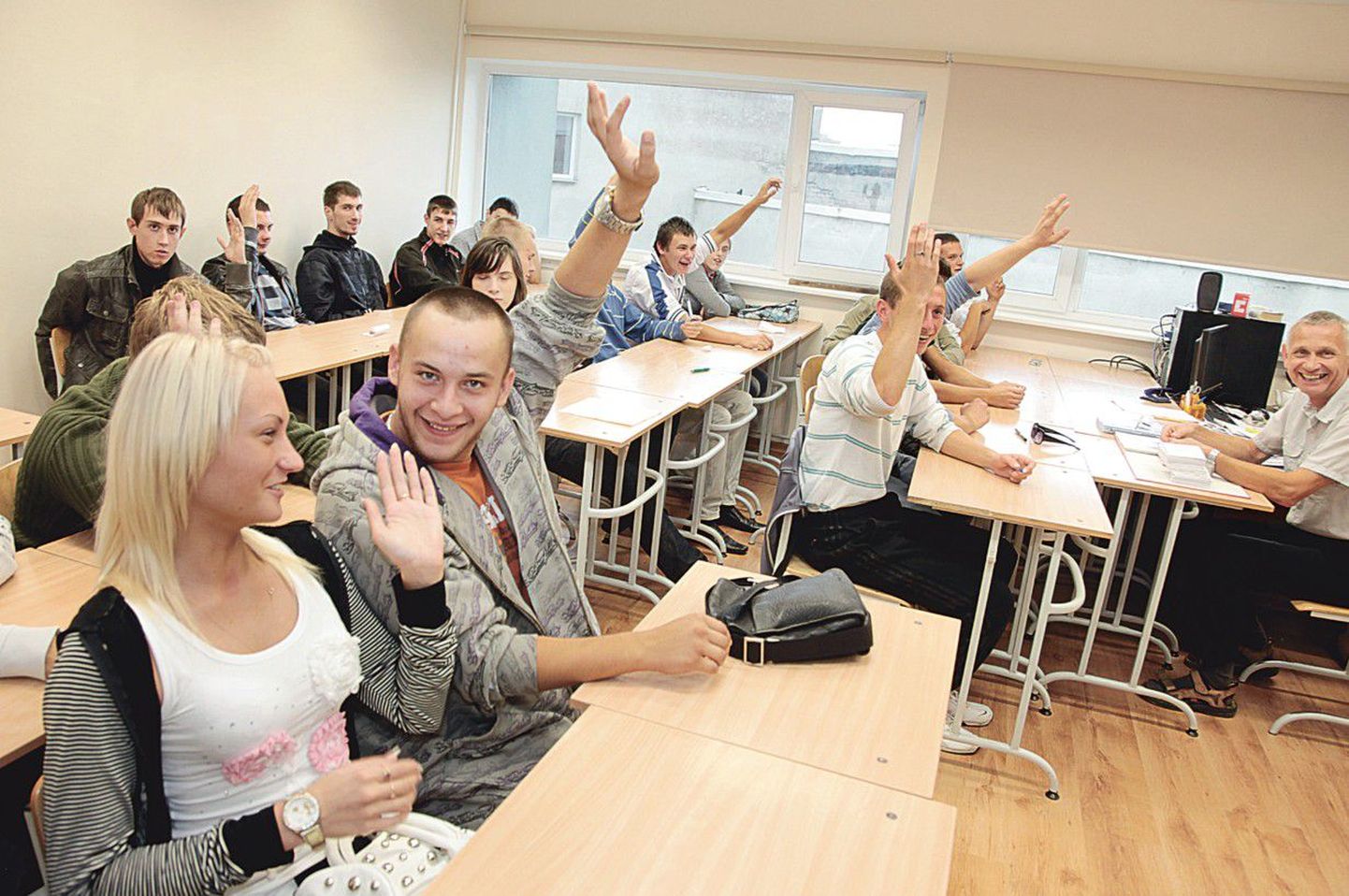 Tallinna Lasnamäe mehaanikakooli kinnisvarahoolduse viimase kursuse õpilaste kätemeri tõusis küsimuse peale, kui paljud neist kavatsevad pärast kooli lõpetamist välismaale tööle minna.
