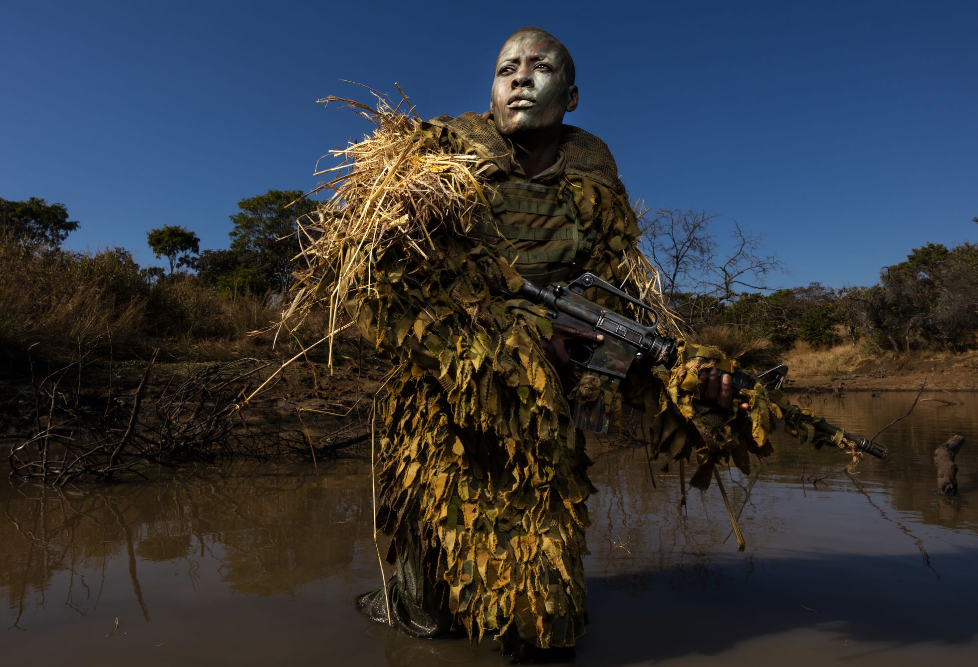 30-aastane Petronella Chigumbura, kes on ainult naistest koosneva salaküttide vastase üksuse Akashinga liige, osalemas varjumise õppustel Phundundu rahvuspargis Zimbabwes.