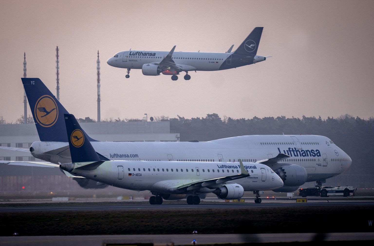 Lufthansa lennukid Frankfurdi lennuväljal. Foto on illustratiivne.