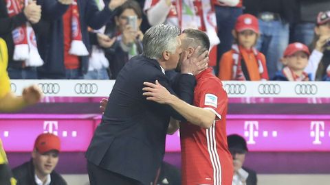 Тренеру «Баварии» пришлось оправдываться за то, что он поцеловал своего игрока