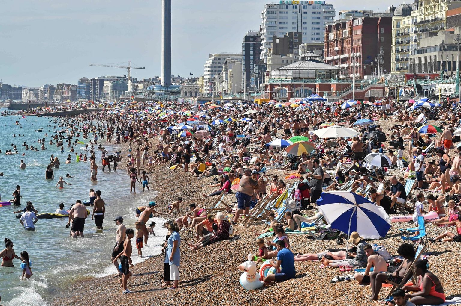 Kui temperatuur suvel tõuseb, on mõnus seltskonnaga randa minna. Kui temperatuur ja rahvahulk kasvavad liiga palju, pole enam üldse mõnus. Inimesed kuumalaine ajal Brightoni rannas.
