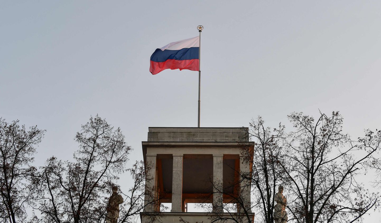 Российский флаг на здании посольства РФ в Берлине.