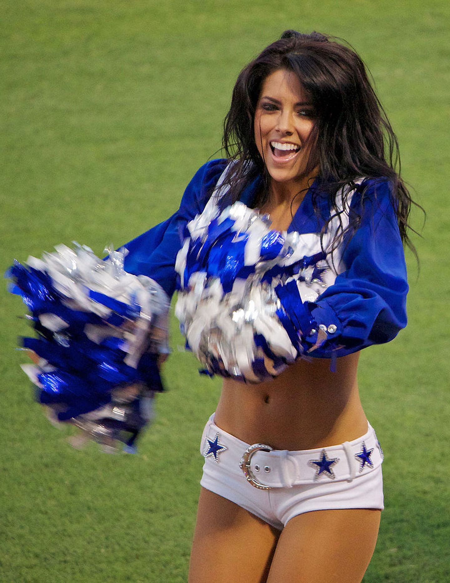 Ameerika jalgpalli meeskonna Dallas Cowboysi kisakooritüdruk kandmas mikrominipükse.