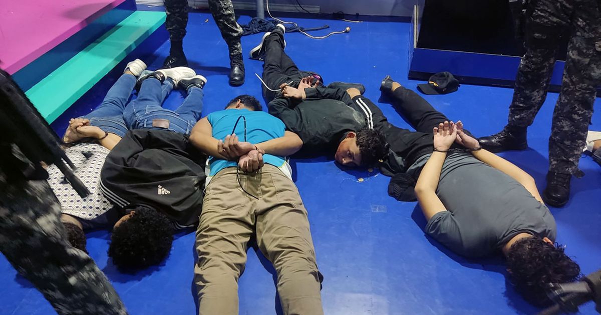 VIDEO ⟩ Relvastatud jõuk võttis otse-eetris Ecuadori telestuudio pantvangi