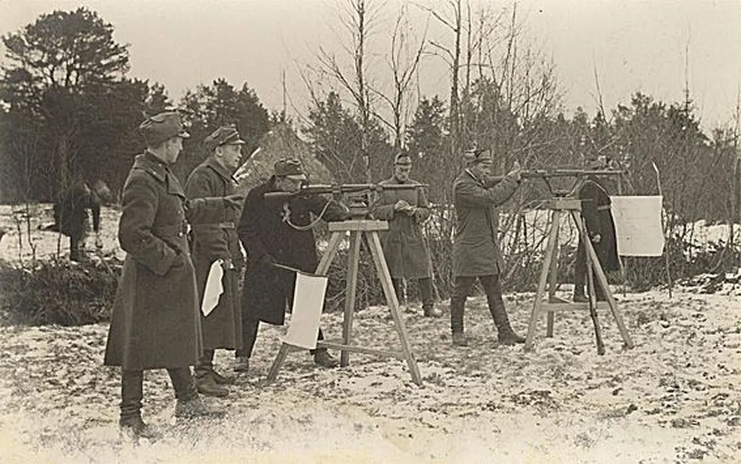 Kaitseliitlased hilissügisestel laskeharjutustel 1930. aastatel.