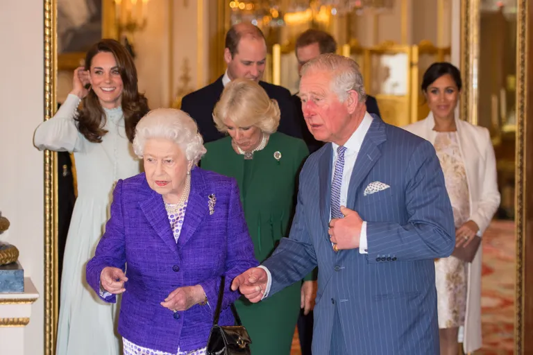 Kate Middleton (taga vasakul) ja Meghan Markle (taga paremal) jäid taas koos pildi peale, aga hoidsid viisakat distantsi. Esiplaanil ametijuubilar prints Charles.