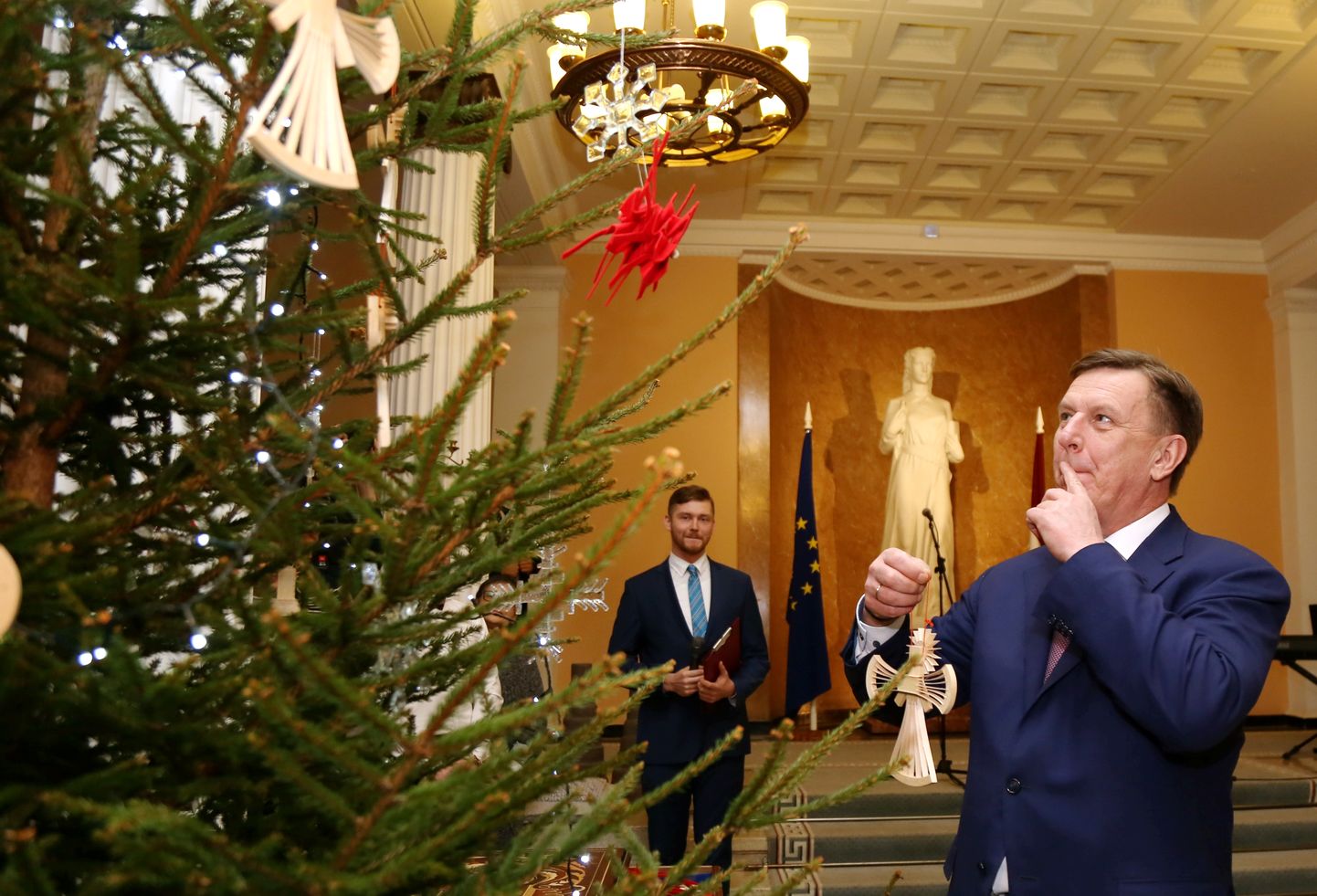 Ministru prezidents Māris Kučinskis izrotā Ministru kabineta Ziemassvētku egli.