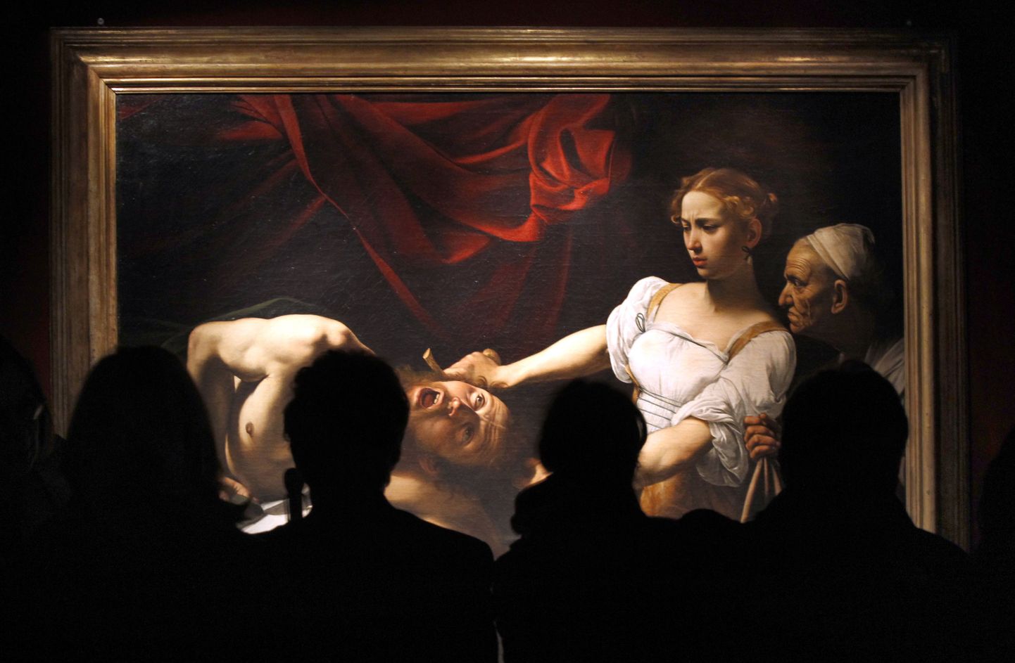 Külastajad Caravaggio maali ees.