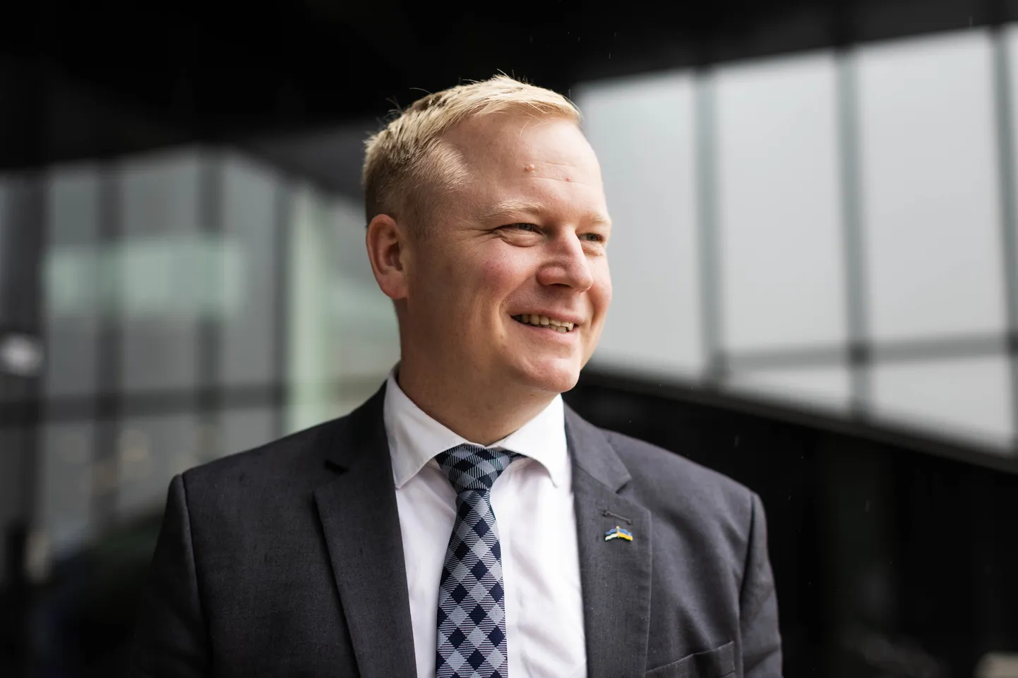 Rahandusminister Mart Võrklaev superministeeriumi maja ees.
