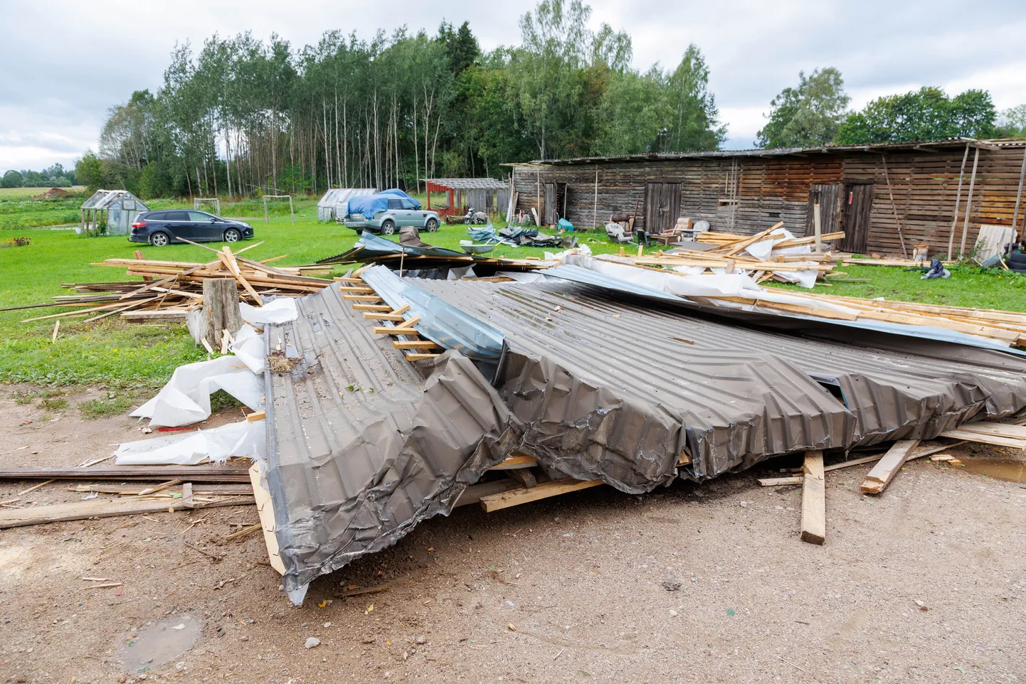 Ущерб от урагана в Вырумаа. В Линнамяэ был сильно поврежден жилой дом, когда ветер повалил на землю жестяную крышу и стропила.