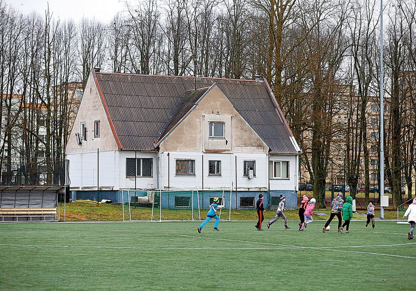 Тартуский FC Santos находится недалеко от поля с искусственным покрытием в Аннелинна, где тренируются футболисты.