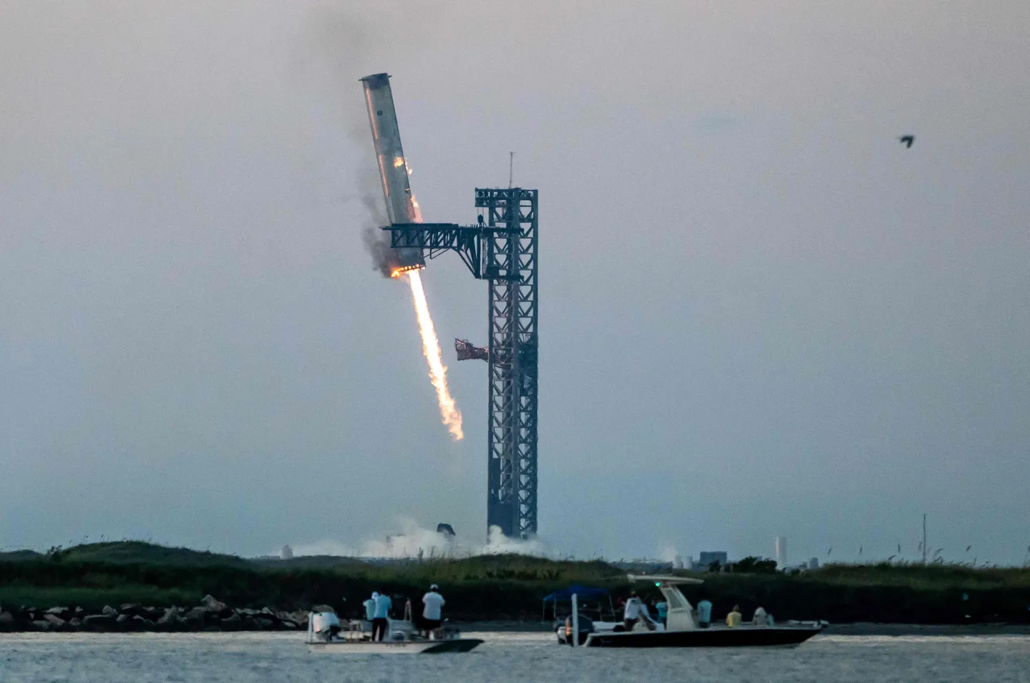 Starshipi kanderakett Super Heavy Booster jõudis 13. oktoobril edukalt tagasi n-ö koju ehk stardiplatvormile Texase osariigis Boca Chica lähedal, kus asub SpaceXi kosmosekeskus. Neid hiigelrakette kavatsetakse tulevikus hakata taaskasutama, nii et pärast starti pöörduvadki need tagasi ja neid saab aina uuesti kasutada.