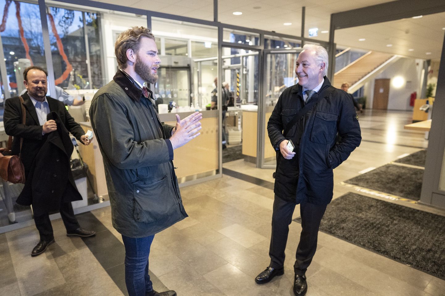 Ajakirjanik Henrik Evertsson ja tema kaitsa Johan Eriksson 25. jaanuaril Göteborgi kohtus.