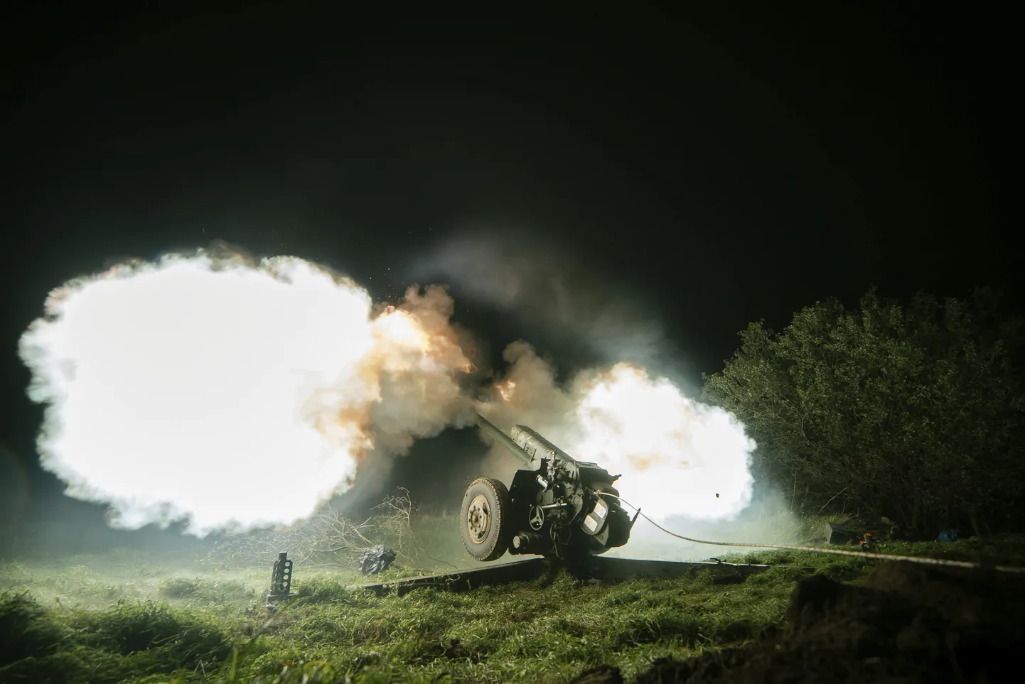 Украинские военнослужащие ведут огонь из 122-мм артиллерийского орудия по российским позициям в Херсонской области.