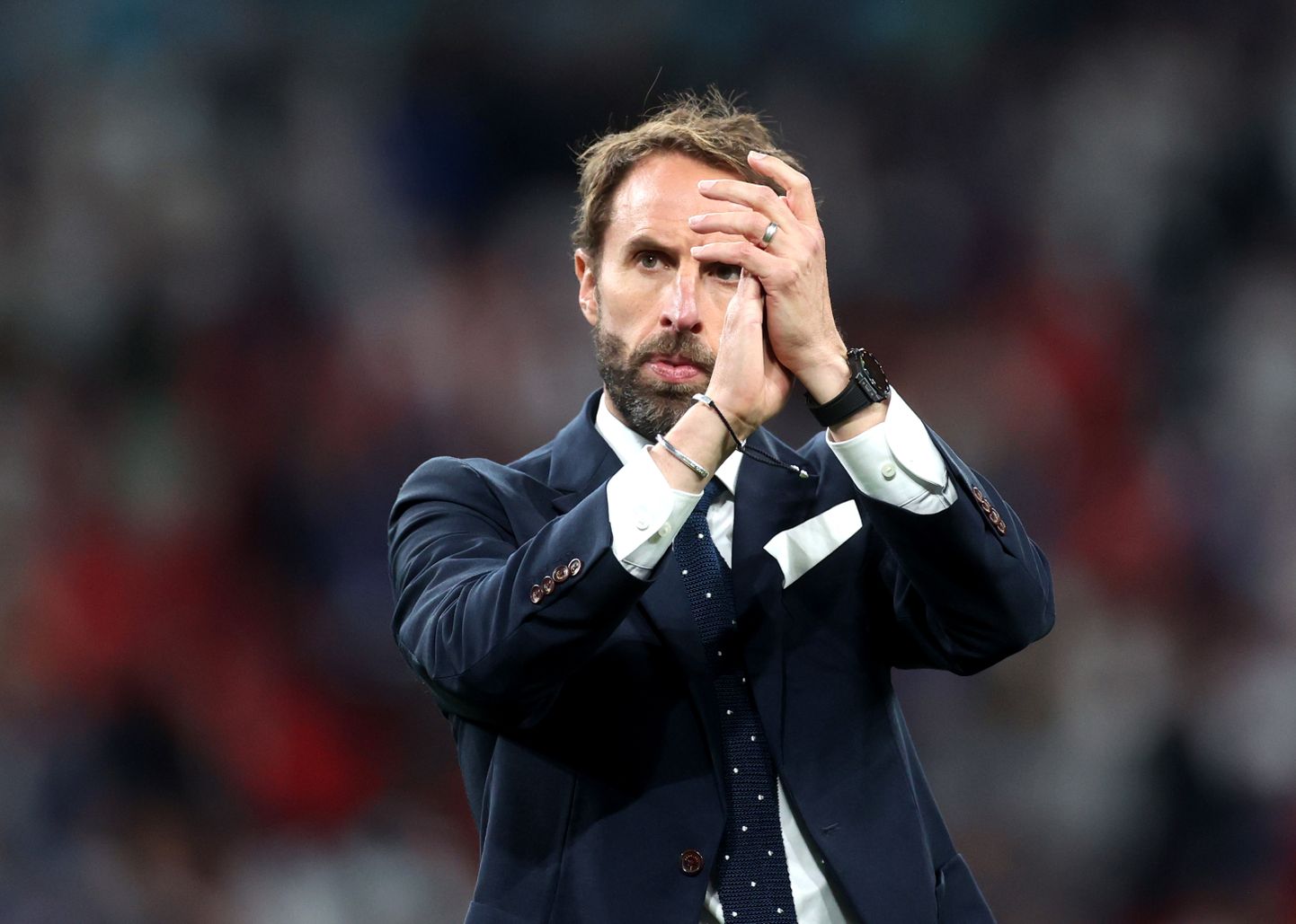 Inglise jalgpallikoondise peatreener Gareth Southgate aplodeerimas 11. juulil Wembleyl EMi finaalmängu lõppedes. Itaalia alistas Inglismaa penaltitega 3:2