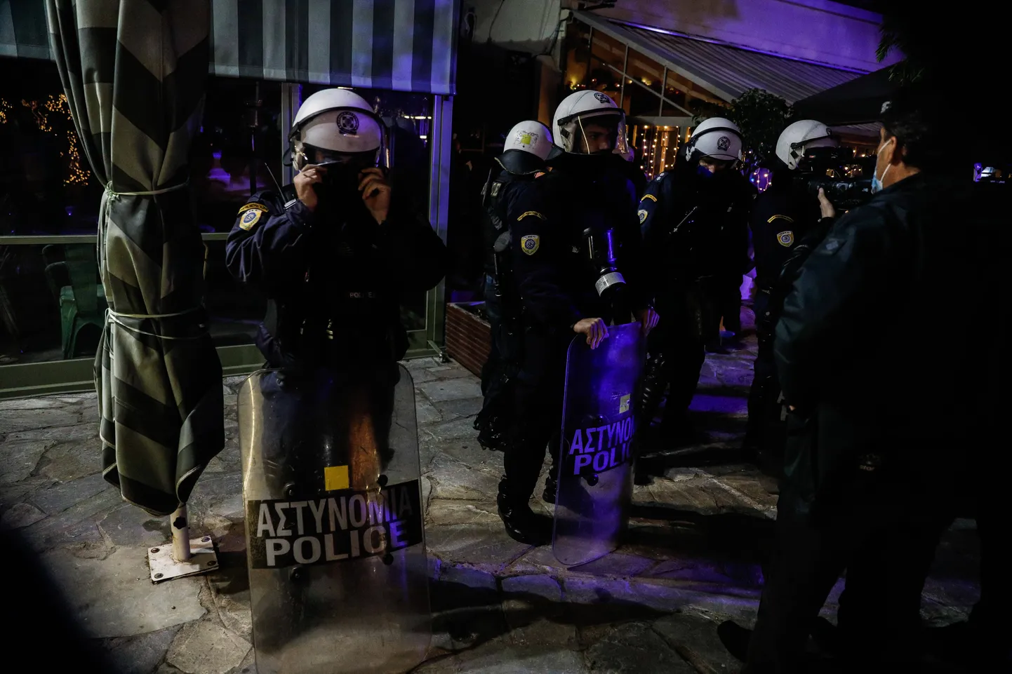 Politsei Ateena tänavate valvamas koroonaagsete piirangute täitmist. «Käib pidev rahvale jalaga tagumikku andmine, et igaüks oma kohta teaks,» ütleb Ateenas elav kirjanik Herdis Ojasu.