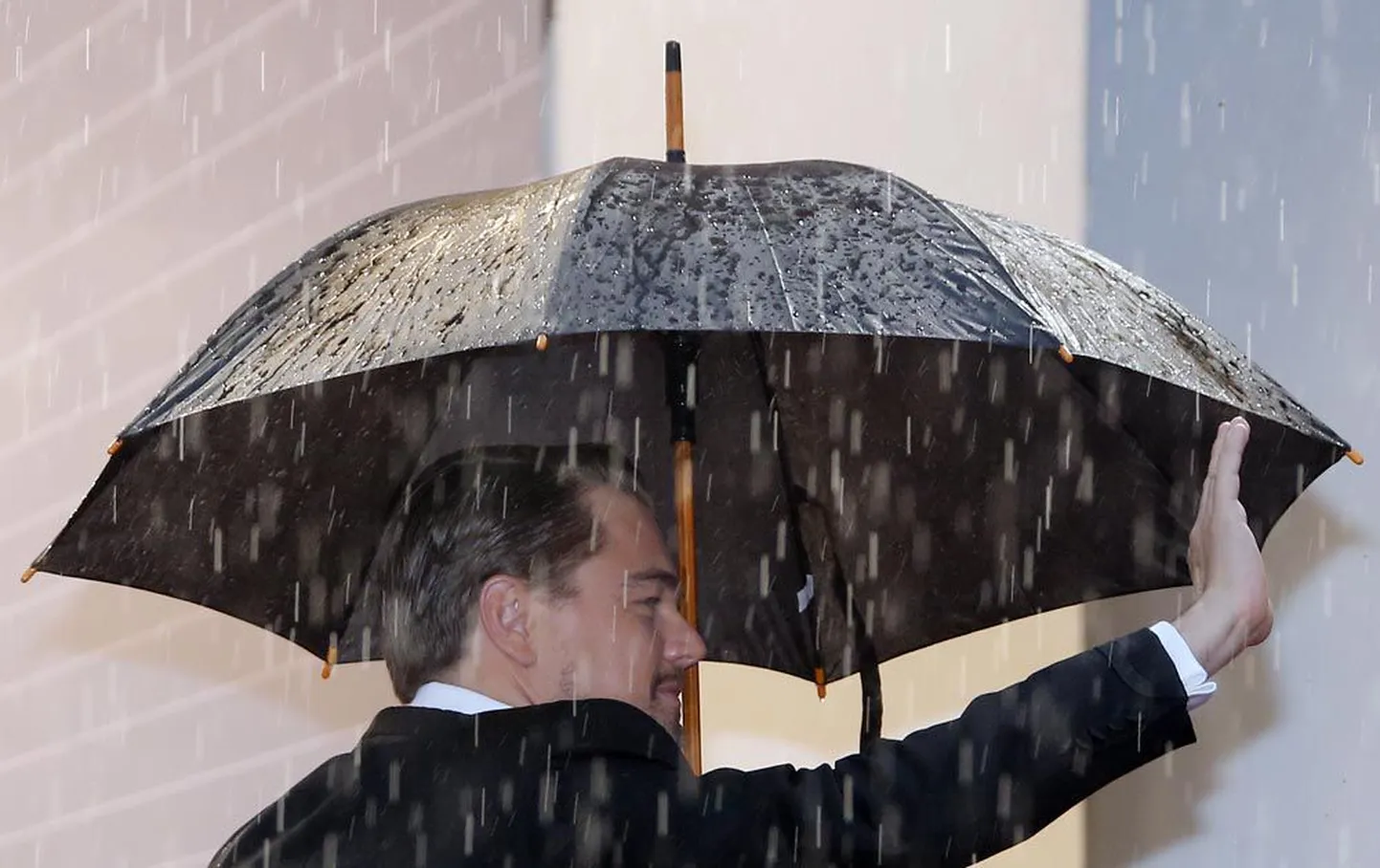 Kallab nagu oavarrest: Leonardo DiCaprio sammub Cannes’i avafilmi «Suur Gatsby 3D» esilinastusele.