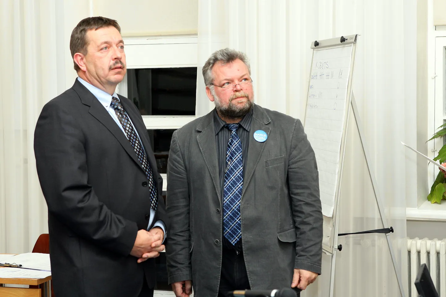 Viljandi linnajuhid Kalle Jents ja Tarmo Loodus hakkavad rahvale koolivõrgu uuendamise kava selgitama.