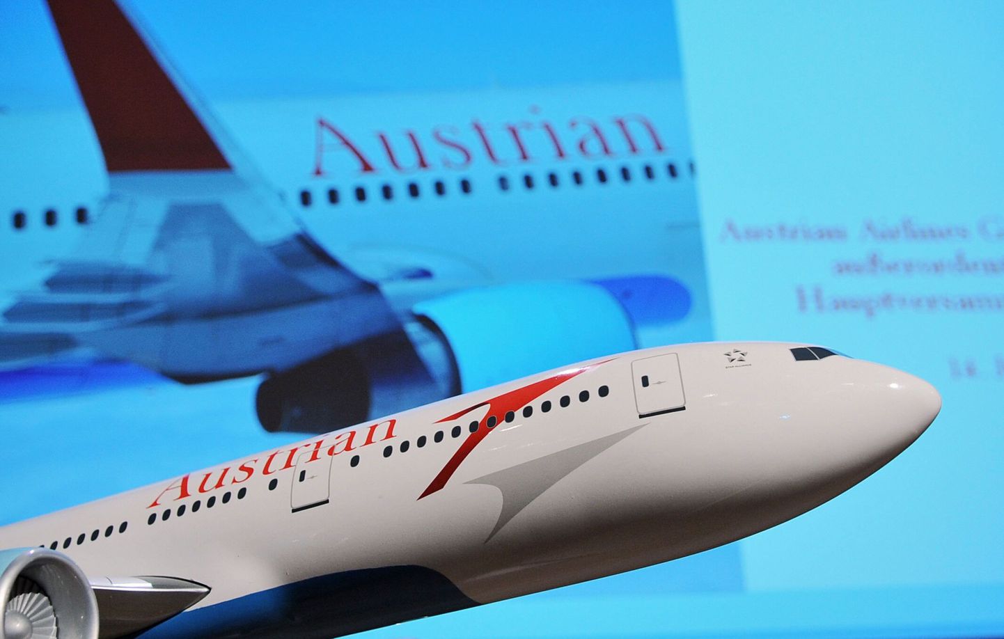 Austrian Airlinesi logoga lennuk