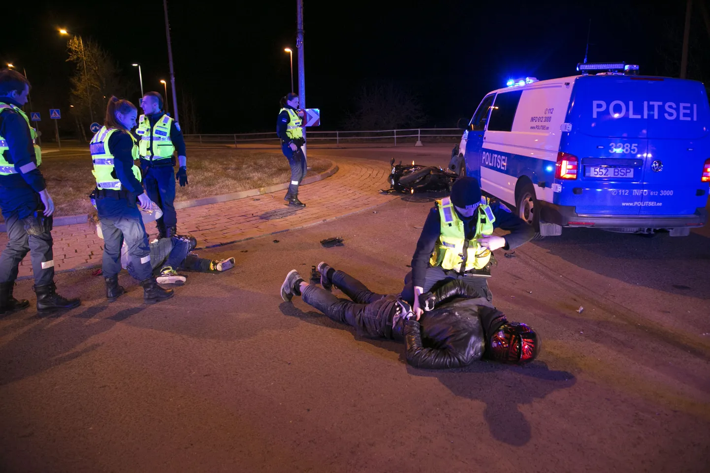Mootorratturi peatamiseks tuli politseil ta teelt välja suruda