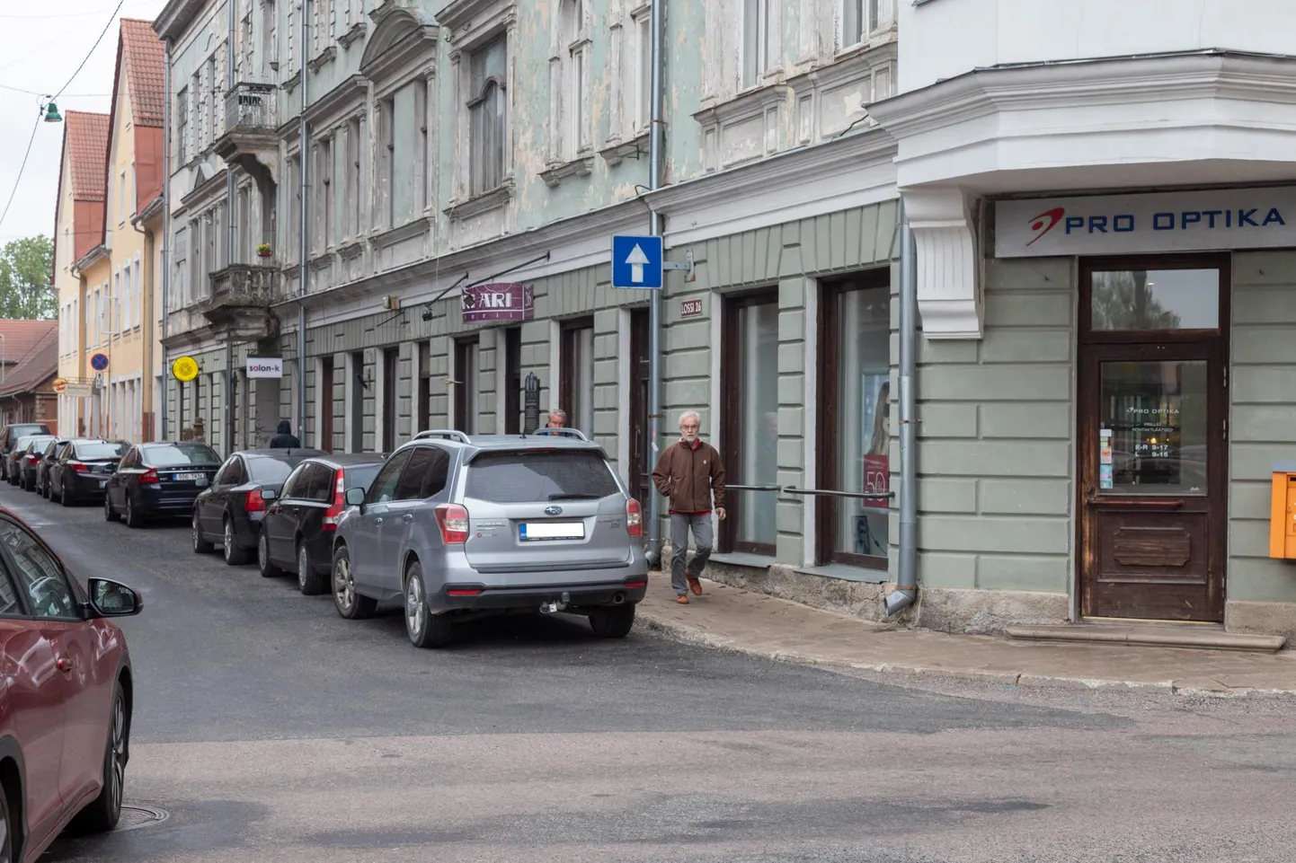 Pro Optika omanikule teeb muret, et poe ees pole võimalik leida parkimiskohta ning ka lähedalasuv väike parkla on alatihti autosid täis.