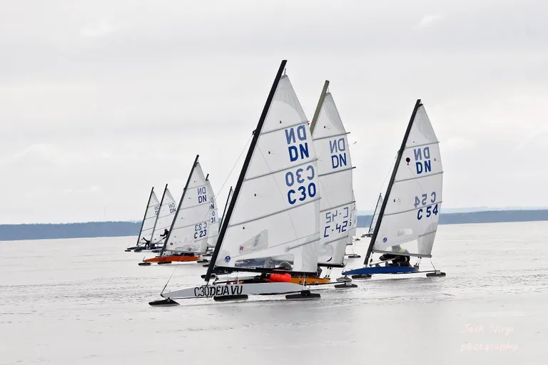DN-klassis purjetas Pärnu meistrivõistlustel 19 sportlast.