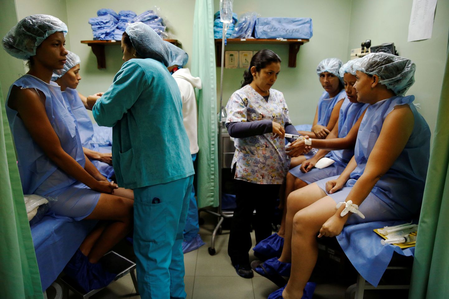 Naised ootamas steriliseerimisoperatsioonile minekut Caracase haiglas.