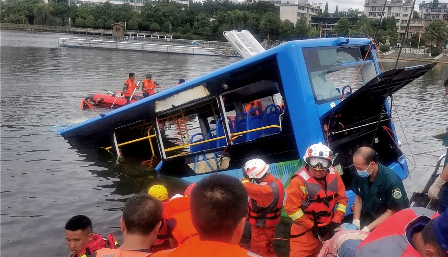 Anshunis veehoidlasse sõitnud buss.