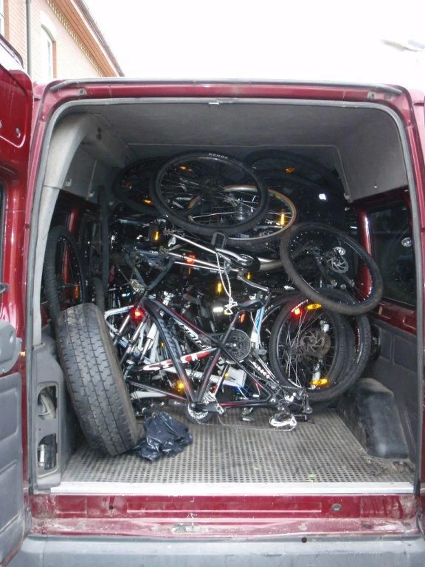 Politsei pidas juuli alguses Pärnumaal kinni Leetu teel olnud kaubiku, kust leiti 21 Norrast varastatud jalgrattaraami ja -pöida.
