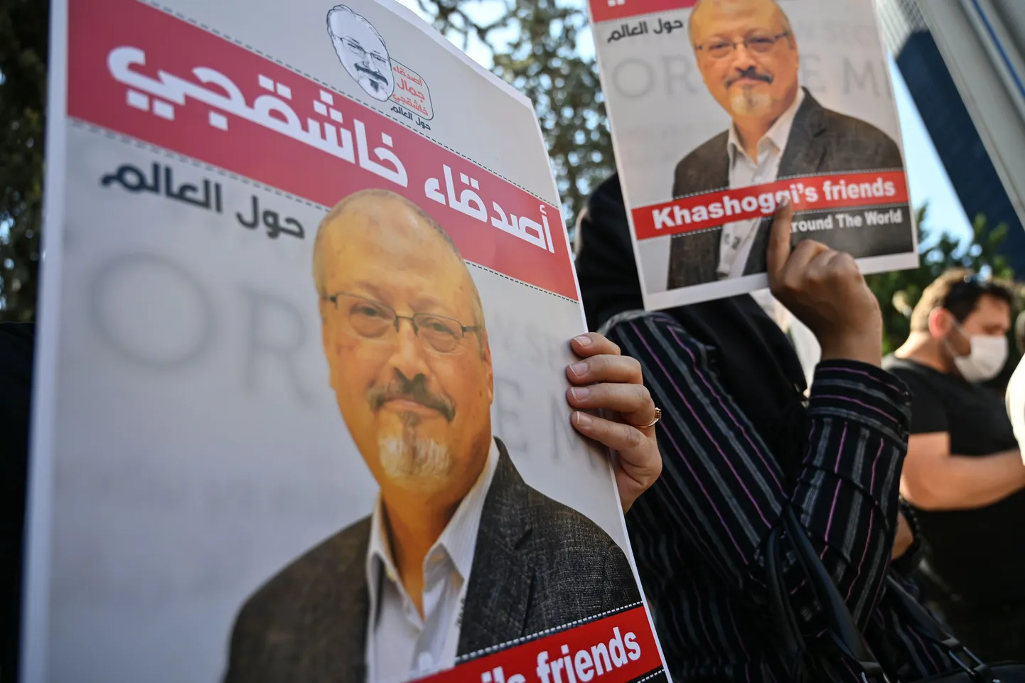 Mõrvatud Saudi Araabia ajakirjaniku Jamal Khashoggi sõbrad ja toetajad mehe teisel surma-aastapäeval Istanbulis meeleavaldusel.