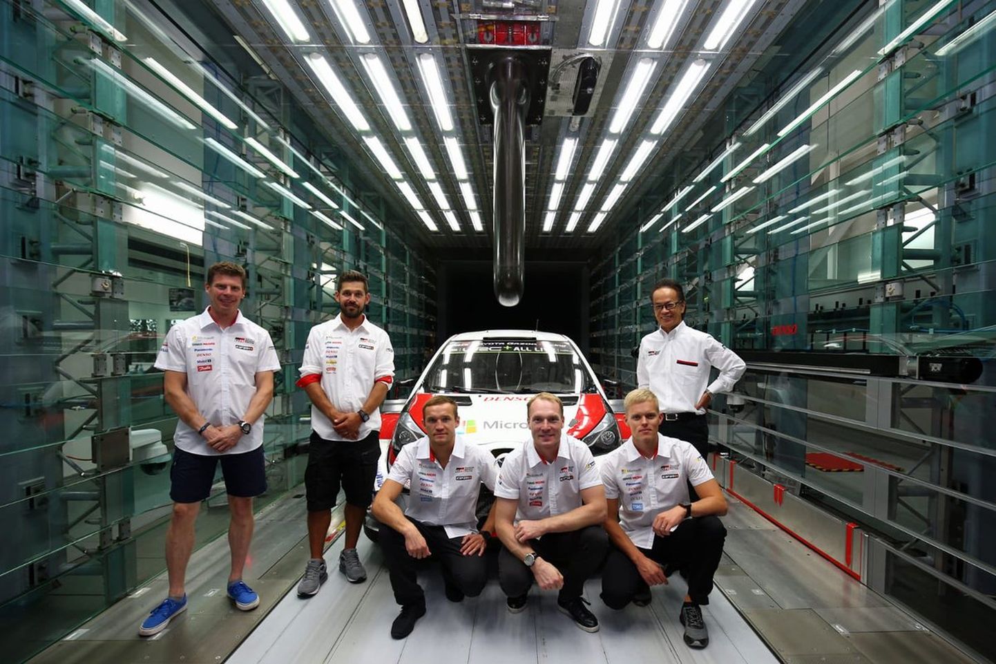 Toyota rallimeeskond ettevõttega tutvumas.