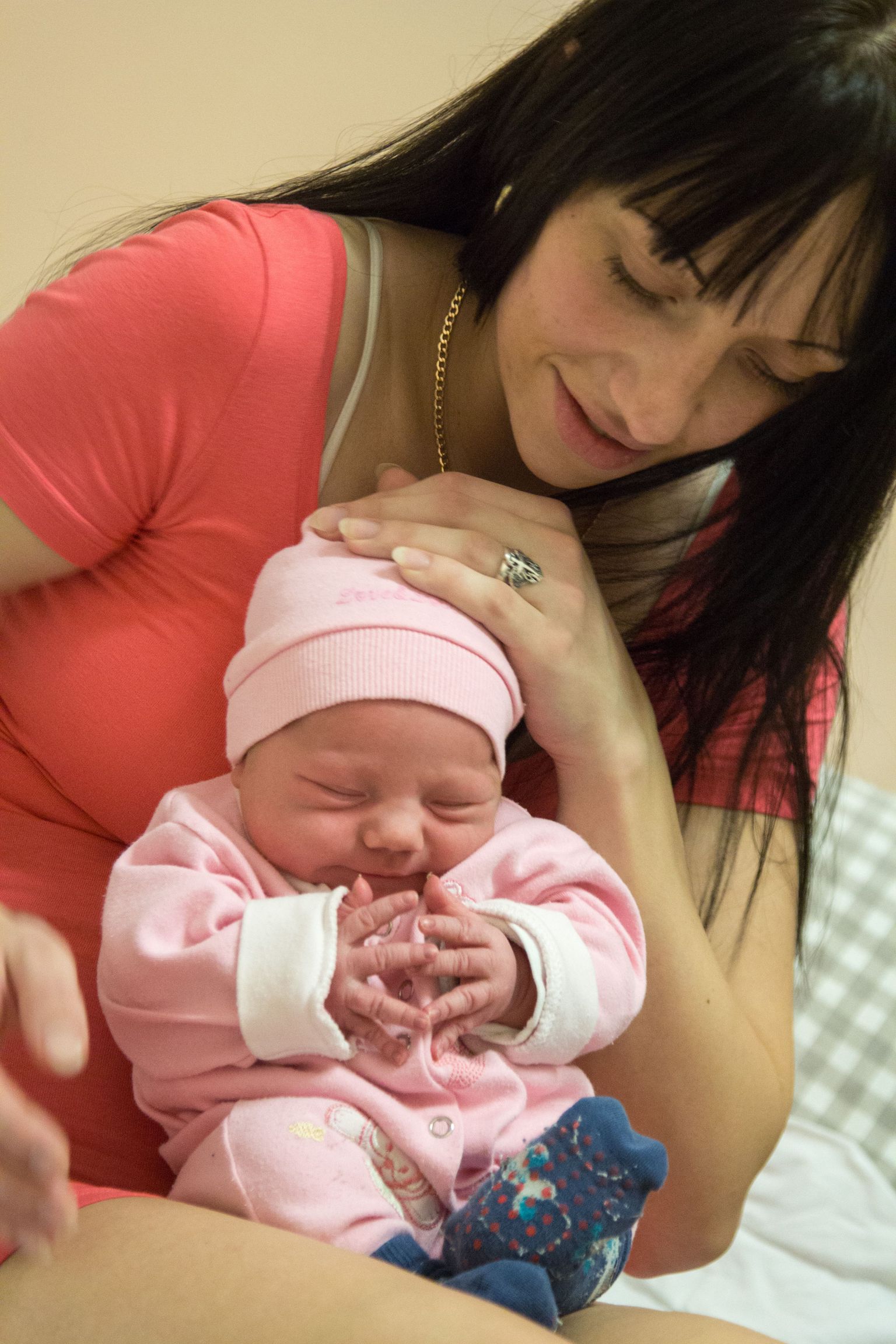 Selle aasta esimene tüdruk sündis Valga haiglas 2. jaanuaril. Fotol õnnelik ema Eve Sõmer koos pisitütrega, kes kaalus kolm kilo ja 745 grammi ja oli 51 cm pikk.