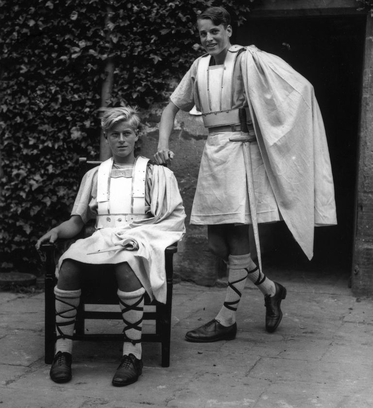 Принцу Филиппу (слева) нравились любительсrвие спектакли в Гордонстоуне