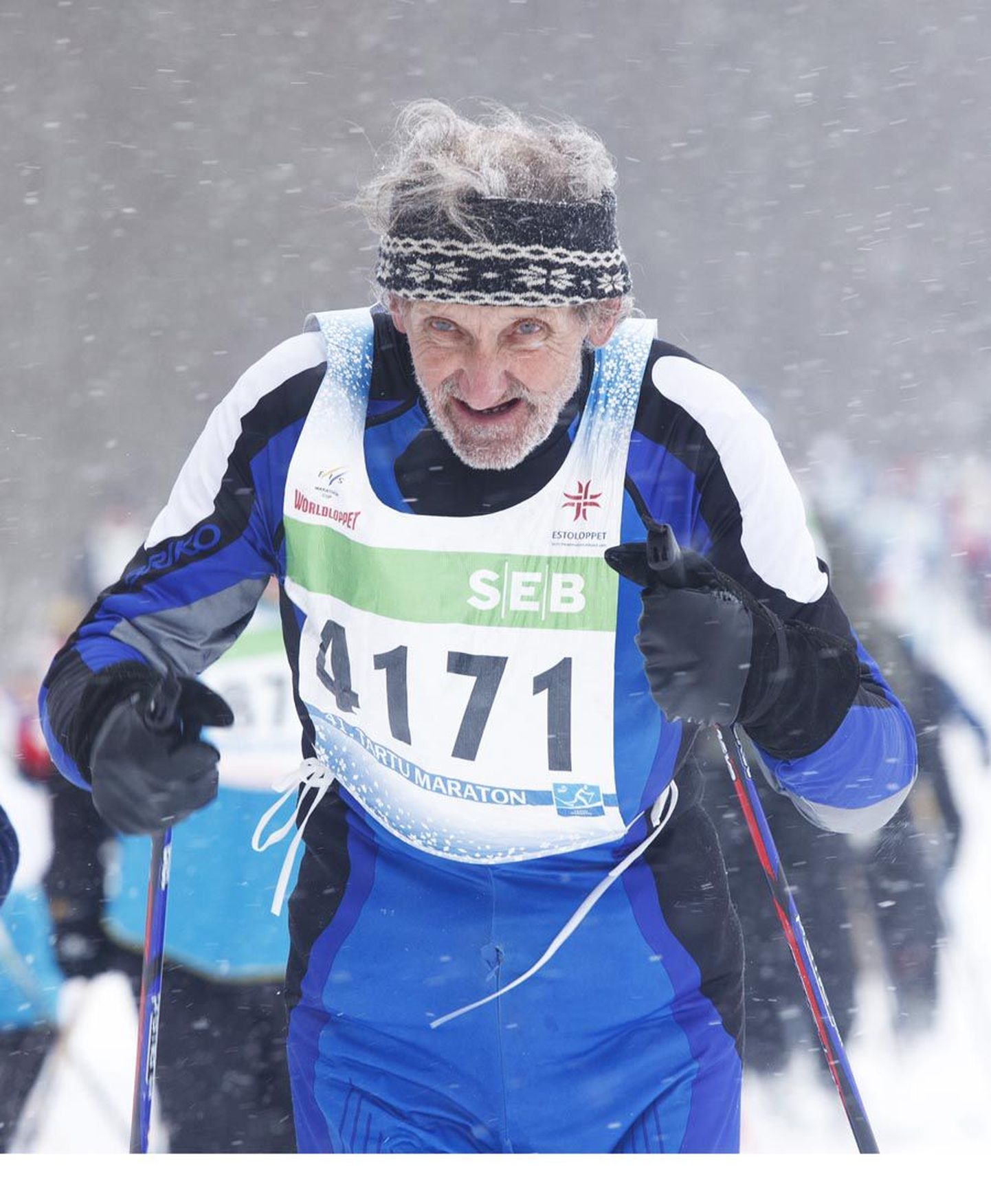 Tartu mees Anatoli Sillari (snd 1933) rühib aina tugevamaks muutuvas tuisus täismaratoni finiši poole. Minna on veel üle kahekümne kilomeetri.