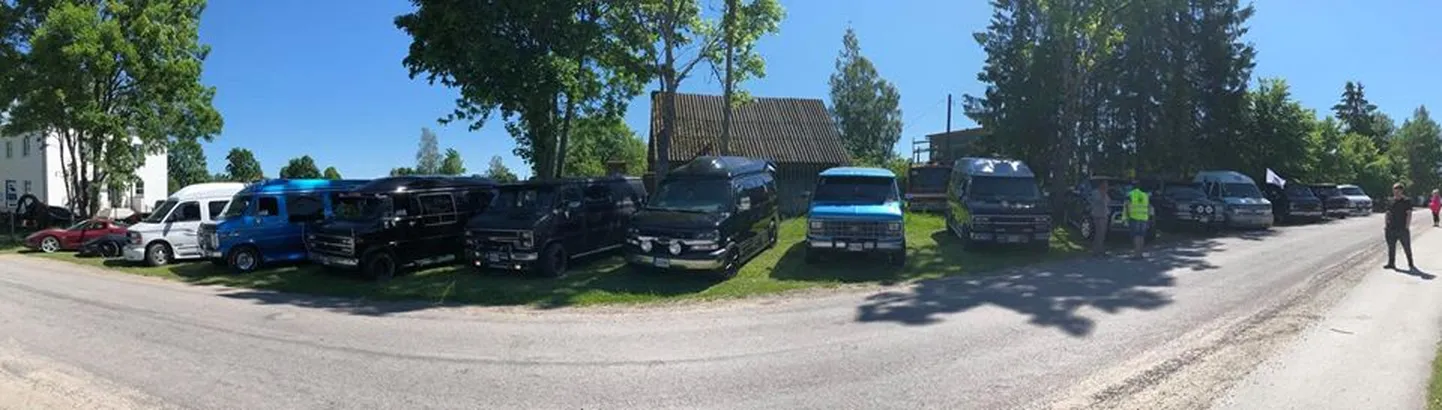 Suuremate Ameerika autode omanikud Järva-Jaani vanatehnika varjupaigas.