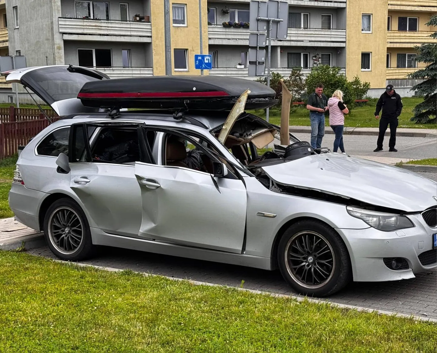 Взорвавшийся автомобиль.