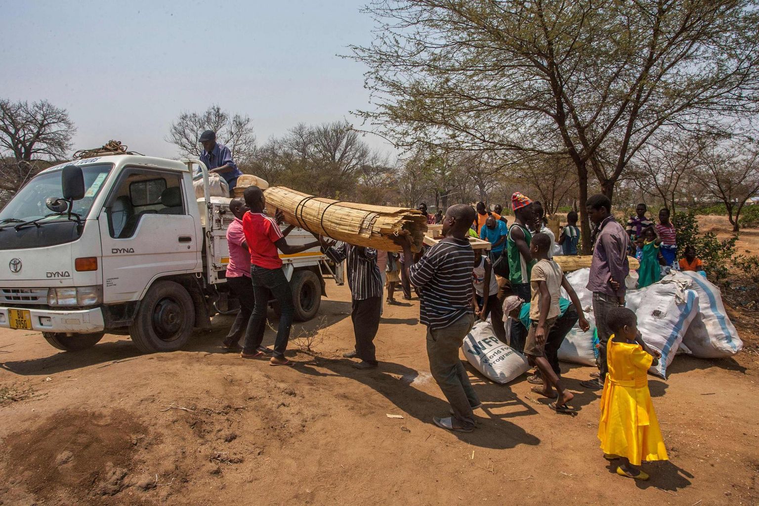 Paljud Lõuna-Malawis Luwani põgenikelaagris elavad mosambiiklased teevad ettevalmistusi koju tagasi pöördumiseks: pildil laovad inimesed oma varanatukest veoautole.