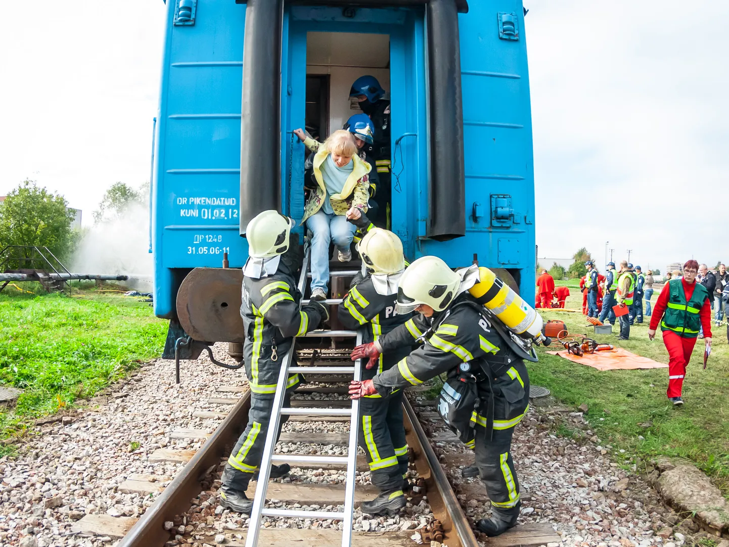 Kriisiolukordades tegutsemist on Eestis harjutatud mitmesugustel õppustel. Sel pildid on tegemist raudteeõnnetuse õppusega Narva lähistel.