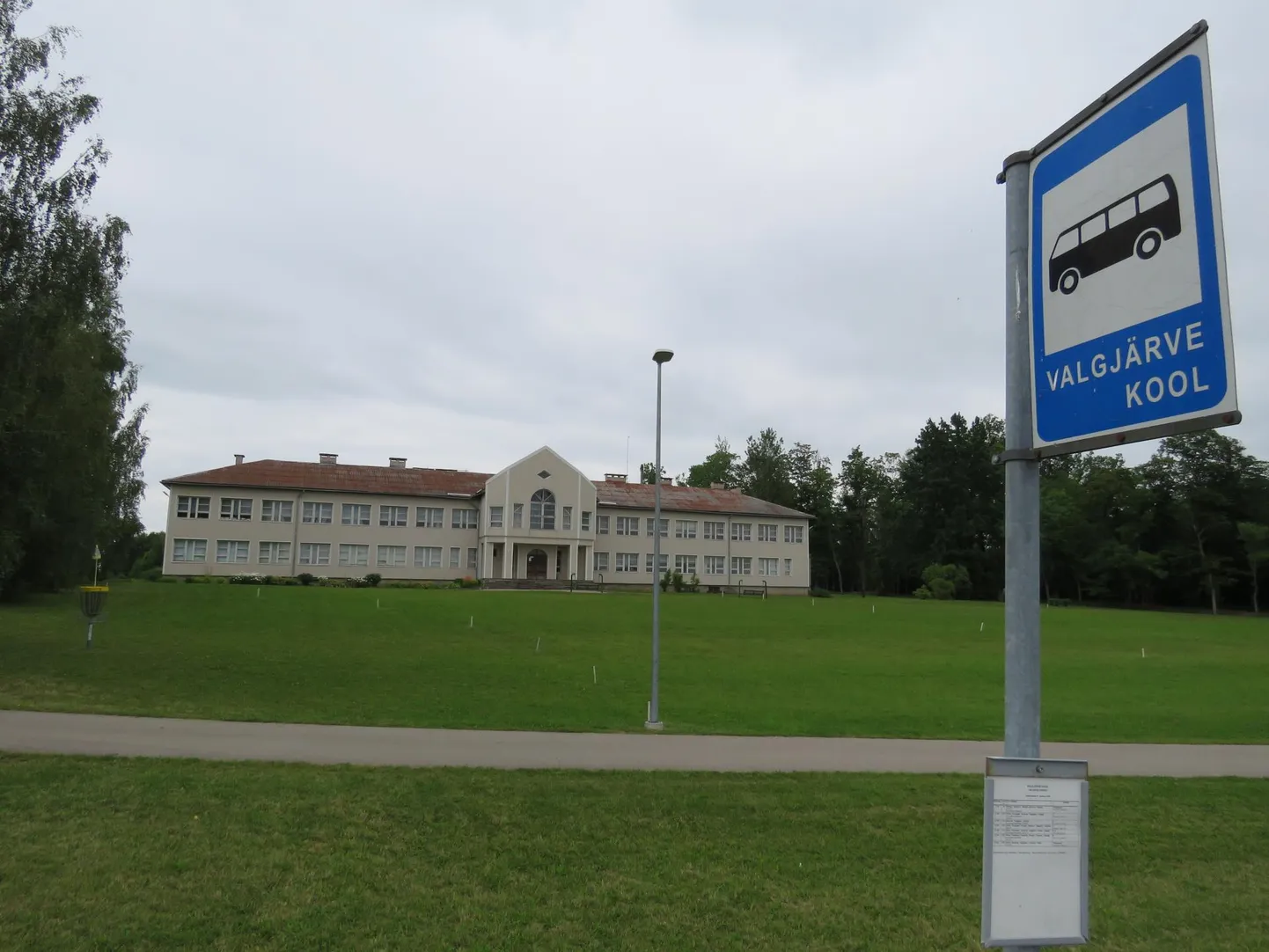 2011. aastal suletud Valgjärve koolimajast on tänaseks saanud külarahva oluline kooskäimiskoht. Hiljuti otsustas aga Kanepi volikogu müüa suure hoone, sealhulgas võimla.