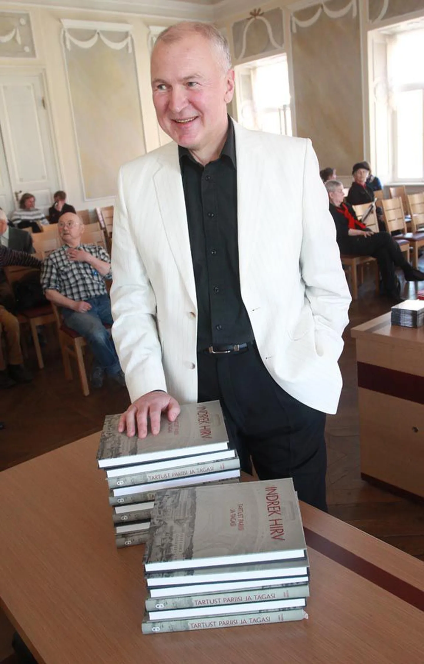 Indrek Hirv oma raamatu «Tartust Pariisi ja tagasi» esitlusel läinud kuul Tartu raekojas.