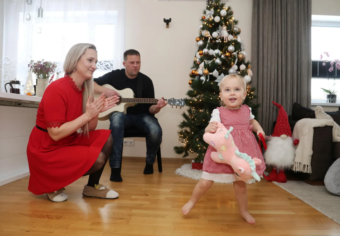 Kui pereisa Ottomar Virk mängib kitarri ja pereema Kerly Virk laulab, siis ei jää pisikesel Lunal muud üle kui tantsima hakata. Ja tantsida Lunale meeldib.