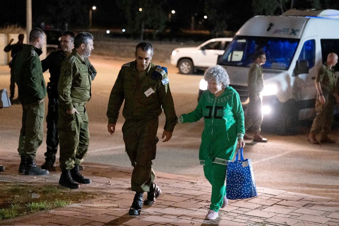 Hamasi poolt vabastatud pantvang Ruth Munder ja teda saatev Iisraeli sõjaväelane.