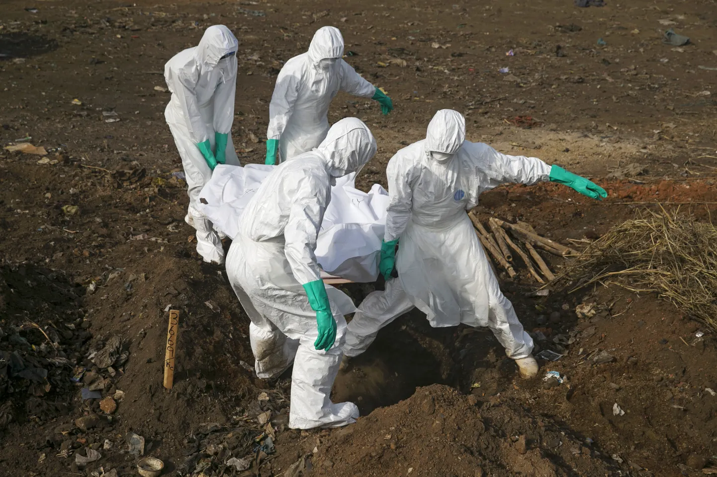 Ebolasse surnute matus Freetownis Sierra Leones. Ebolapuhang Lääne-Aafrikas nõudis nelja aasta eest tuhandeid elusid.
