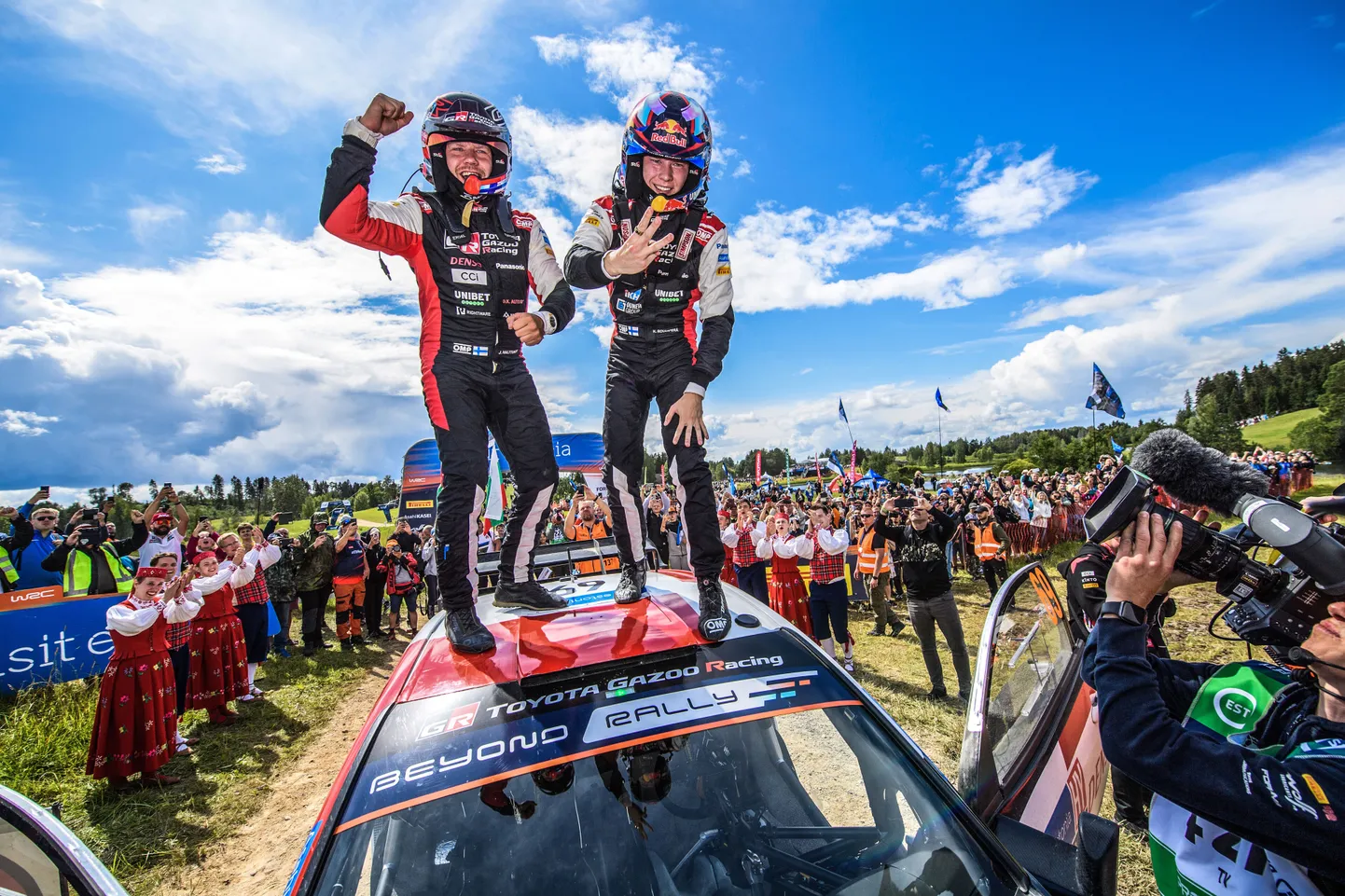 Kalle Rovanperä ja Jonne Halttunen Rally Estonia viimase katse finišis Toyota Yaris Rally1-auto katusel.